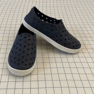 Old Navy toddler slip on summer shoe size 9 navy blue good condition